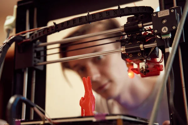 Young male looking at 3D printer — Stock Photo, Image