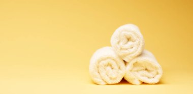 Beyaz arka planda banyo havluları