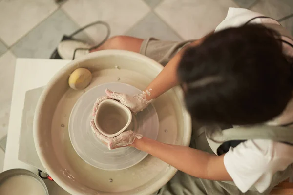 Maître façonnage récipient en argile sur roue de poterie — Photo