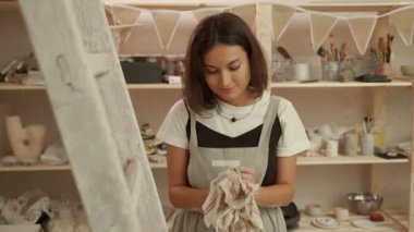 Potter kumaşla elleri siliyor.