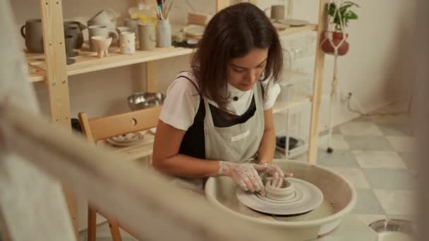 Жінка-художник робить глиняний горщик — стокове відео
