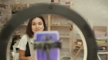 Vlog kaydedicisi seramik stüdyoda video kaydediyor