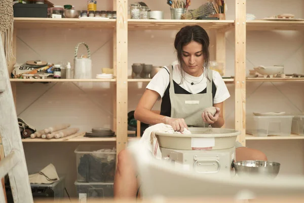 Молода жінка з глиною, що працює в керамічній студії — стокове фото