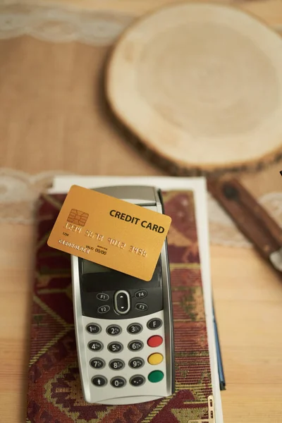 Tarjeta de crédito en terminal en taller — Foto de Stock