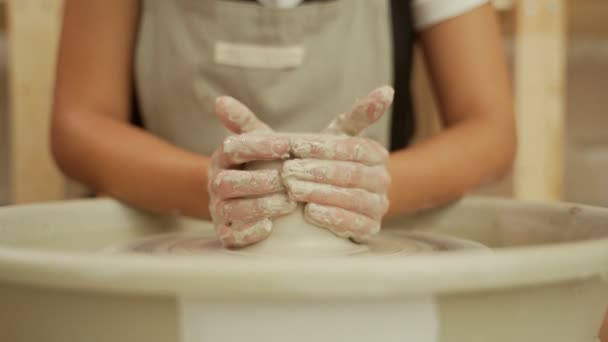 Kézműves mesterkerámia műhelyben — Stock videók