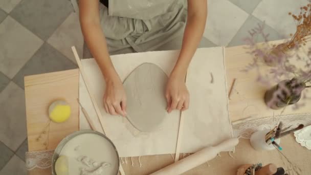 Artisan de a face decorațiuni din lut în studio — Videoclip de stoc