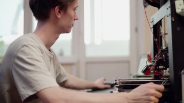 İşyerinde 3D yazıcı kullanan adam