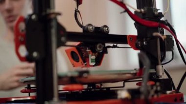 Genç adam 3 boyutlu yazıcıda ağaç boyutu nesnesi yaratıyor