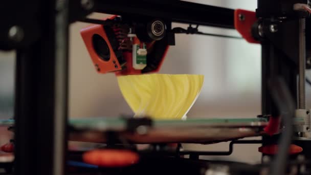 Tredimensionellt objekt skapat med 3D-skrivare — Stockvideo