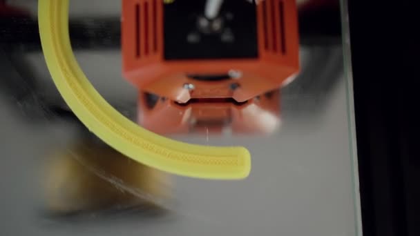 Современный 3D принтер в действии — стоковое видео