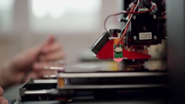 Trójwymiarowy obiekt stworzony z drukarki 3D — Wideo stockowe