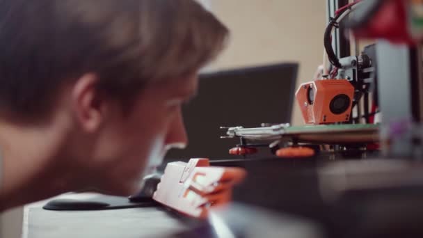 3D yazıcı ile çalışan adam — Stok video