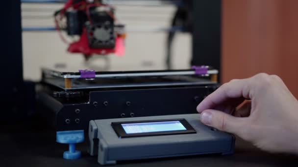 Hombre creando modelo 3d en la impresora — Vídeo de stock