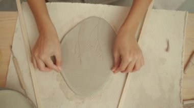 Seramikçi el yapımı kil tabak yapıyor.