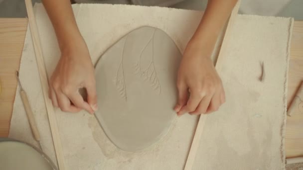 Ceramist making handmade clay plate — Stock Video