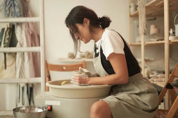 Художник виготовляє глиняний посуд в керамічній майстерні — стокове фото