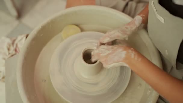 Női mester létrehozása kerámia műhelyben — Stock videók