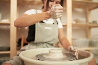 Tekerleğin üzerine su döken usta kadın