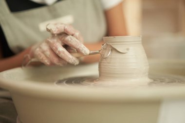 Potter kil kap şekillendirme aracı ile
