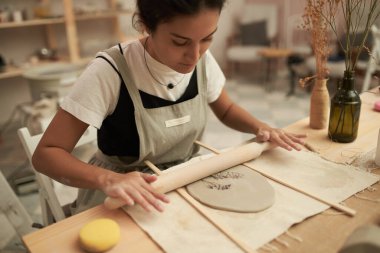 Esnaf bitkilerle dekoratif seramik yapıyor.