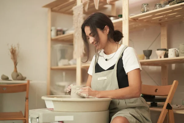 Молодая женщина делает керамику в мастерской — стоковое фото