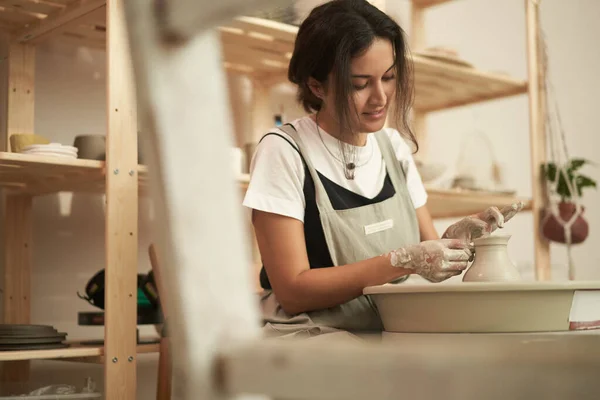 Woman making clay vase in art studio — Stock Photo, Image