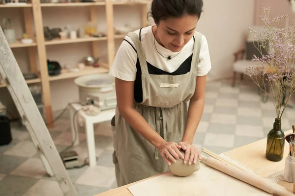 Vrouw die klei kneedt in werkplaats — Stockfoto