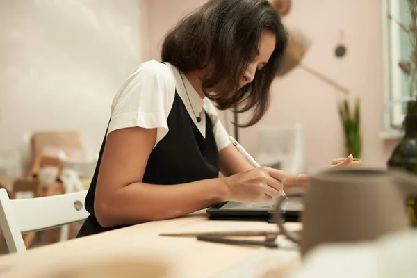 Ceramista criando novo design em tablet — Fotografia de Stock