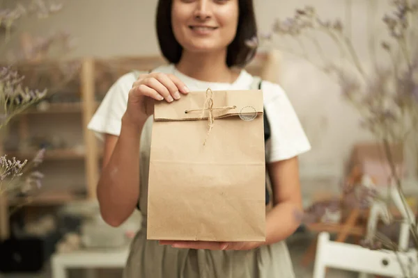 Craftswoman colheita demonstrando saco de papel — Fotografia de Stock