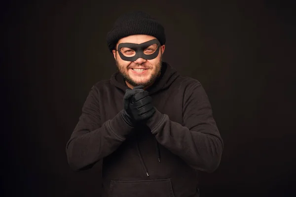 Retrato de ladrão de funnu com máscara sobre costas escuras — Fotografia de Stock