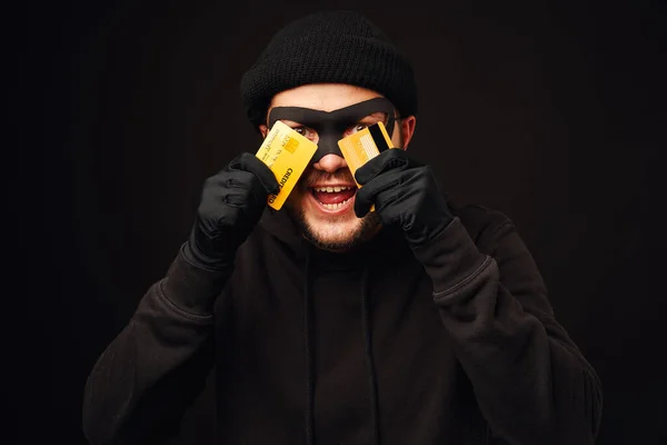 Ladrão engraçado segurando cartão de crédito — Fotografia de Stock