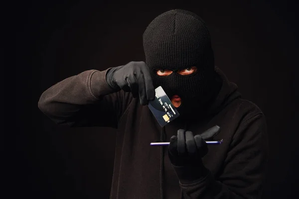 Anonymer Dieb mit Kreditkarte und Telefon Hacking im Internet oder Online-Banking — Stockfoto