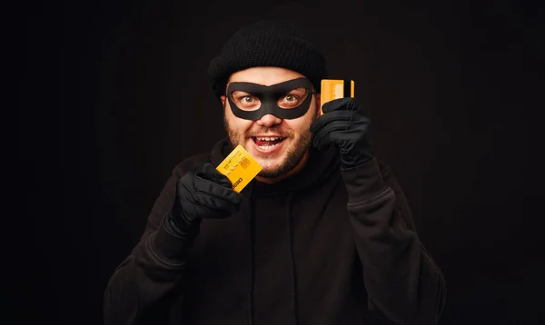 Ladrão engraçado segurando cartão de crédito — Fotografia de Stock