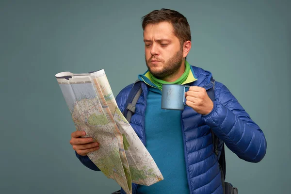 Toerist met een kaart in zijn handen — Stockfoto