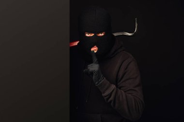 Hırsız siyahlara sessiz jest yapıyor.