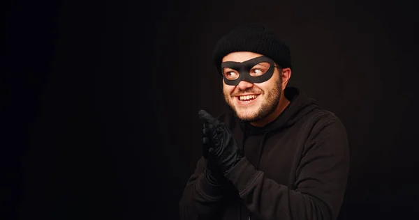 Portret van funnu dief met masker over donkere rug — Stockfoto