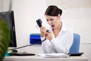 telefon bağıran kızgın kadın
