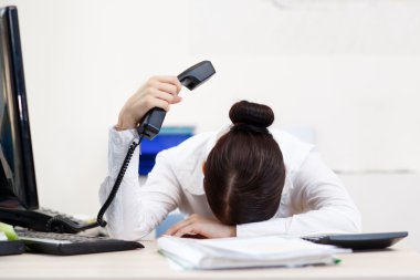 genç çekici bir iş kadını ile el telefon