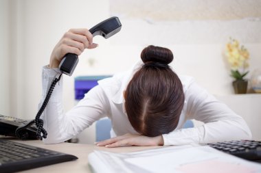 genç çekici bir iş kadını ile el telefon