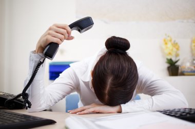 genç çekici bir iş kadını ile el telefon
