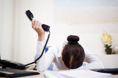 genç çekici bir iş kadını ile el telefon