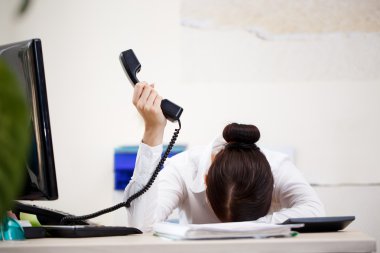 genç çekici bir iş kadını ile el telefon