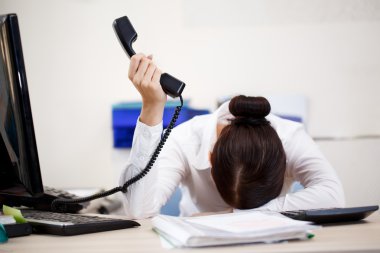 genç çekici bir iş kadını ile el telefon