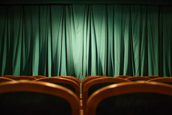 Teater scenen gröna gardiner — Stockfoto
