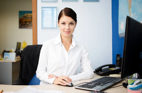 Jovem mulher de negócios bonita no local de trabalho no escritório — Fotografia de Stock