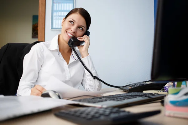 Porträt einer jungen Geschäftsfrau, die im Büro telefoniert — Stockfoto