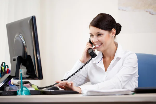 Empresária falando por telefone — Fotografia de Stock