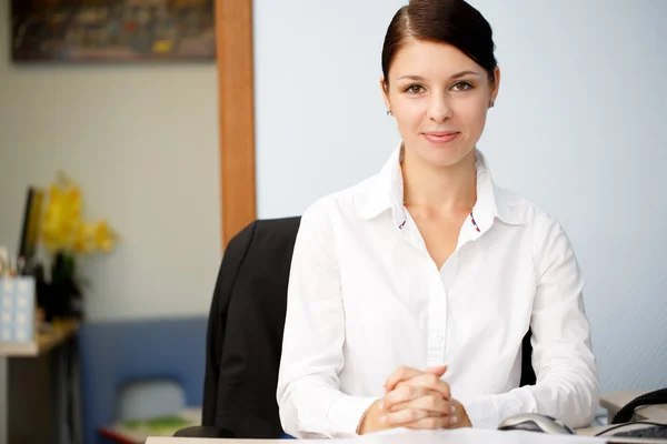 Young business woman smiling at office — Stock Photo, Image