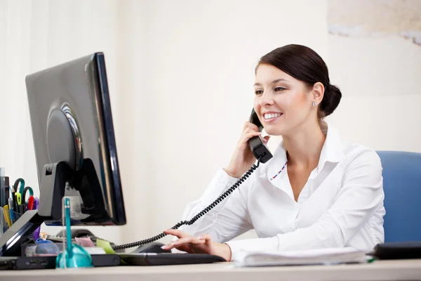 Donna d'affari che parla per telefono — Foto Stock