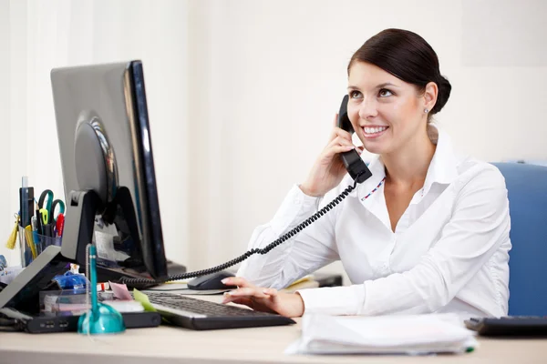 Businesswoman talking by phone — Stock Photo, Image